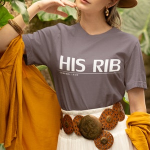 Camiseta Heather para mujer con texto "His Rib" versículo bíblico génesis 2:22, colores jaspeados,