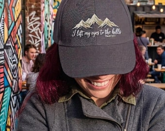 Gorra bordada "Alzo mis ojos a las colinas" - Salmo 121:1 - Regalo cristiano - Gorra de béisbol Gold Peaks - Gorra inspiradora con temática de la naturaleza
