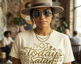 Camiseta "Not Today Satan" / Camiseta elegante con estampado en letras doradas / Camiseta boho estética / Ropa urbana moderna de gran tamaño con detalles florales.