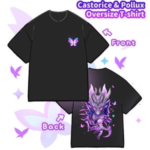 Può includere: Maglietta nera oversize con una farfalla viola sul davanti e un'illustrazione viola e bianca di un drago e un personaggio sul retro. Il testo "Castorice & Pollux Oversize T-shirt" è in alto nell'immagine. Il testo "Front" è sul lato destro dell'immagine e il testo "Back" è sul lato sinistro dell'immagine.