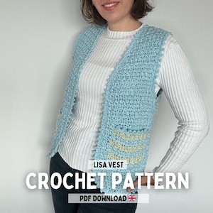 Könnte beinhalten: Hellblaue Häkelweste mit strukturiertem Stichmuster. Die Weste hat zwei Taschen mit gelben und cremefarbenen Streifen. Der Text "LISA VEST" und "CROCHET PATTERN PDF DOWNLOAD" ist auf dem Bild zu sehen.