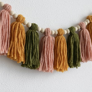 Boho Yarn tassel Garland, 1st high chair banner, Boho birthday decor, Cake smash photo prop