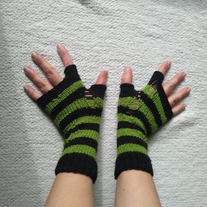 Striped Unisex Green Arm Warmers, Emo Fingerless Gloves with Holes, Gothic Torned Mittens, Anime Clothing, Halloween Costume