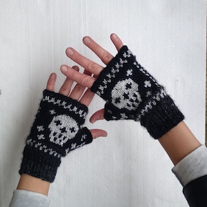 Goth Arm Warmers with Skull, Unisex Halloween Mittens, Skeleton, Gothic Office Gloves