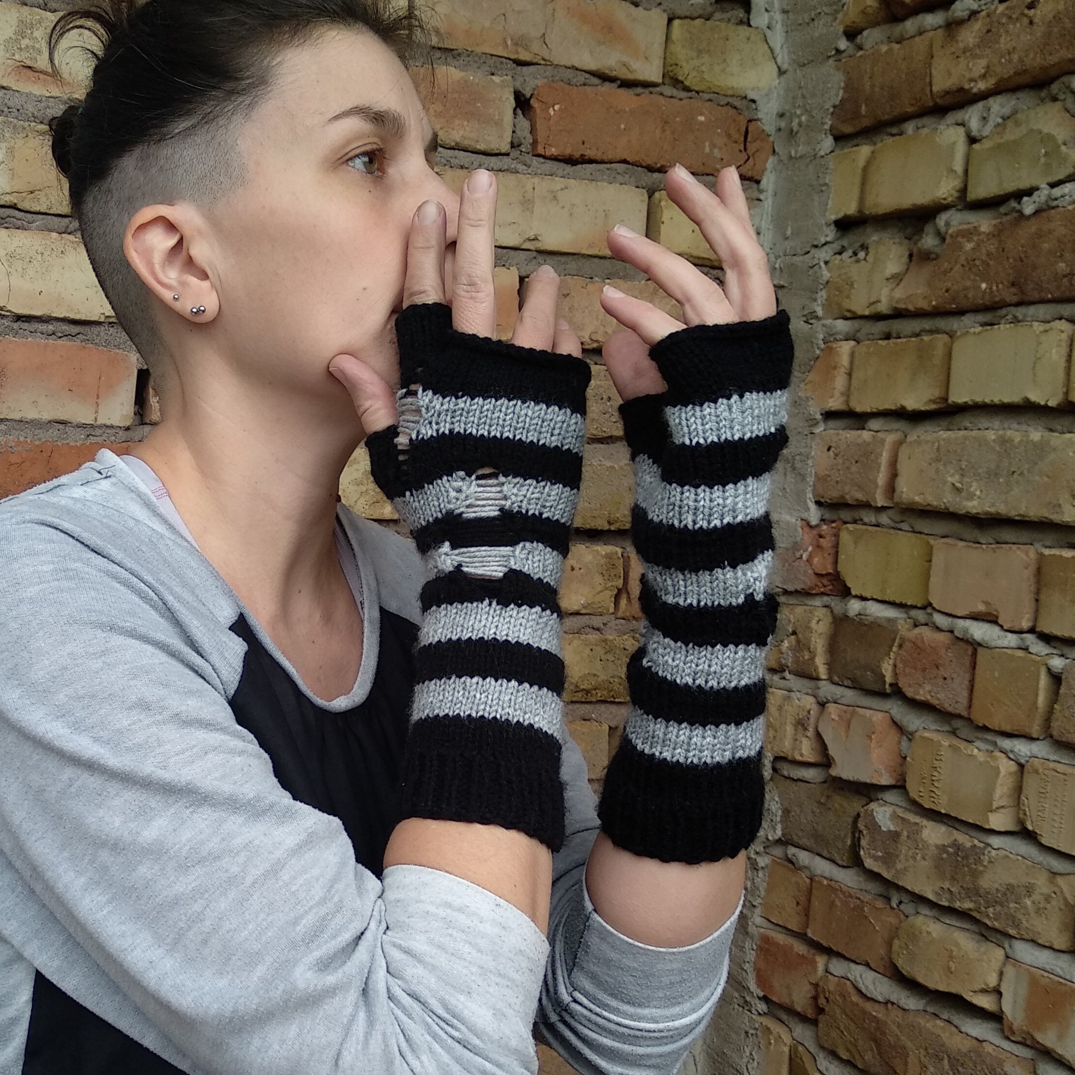 Striped Unisex Gray Arm Warmers, Emo Fingerless Gloves with Holes, Gothic Torned Mittens, Anime Clothing, Halloween Costume