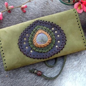 Blague à tabac en cuir ornée d'une Stichtite , pierre semi-précieuse, pochette ethnique cousue main, pochette cuir, pièce unique