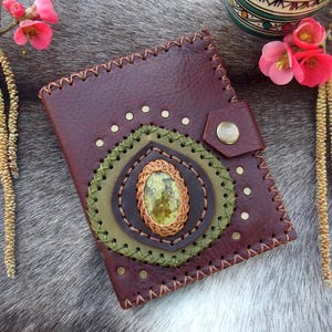 Cartera de piel, decorada con Ópalo Verde, piedra semipreciosa, cosida enteramente a mano, cartera étnica de piel, monedero