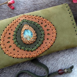 Blague à tabac en cuir ornée d'une Labradorite , pierre semi-précieuse, pochette ethnique cousue main, pochette cuir, pièce unique