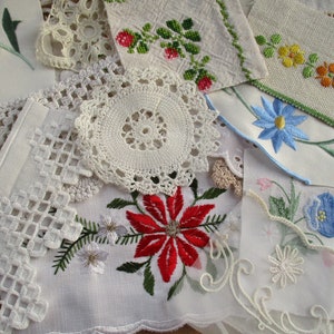 Peut inclure: Une collection de napperons en crochet blanc et de carrés de tissu brodés avec des motifs floraux. Les motifs comprennent une poinsettia rouge, des fleurs bleues et des fleurs jaunes.