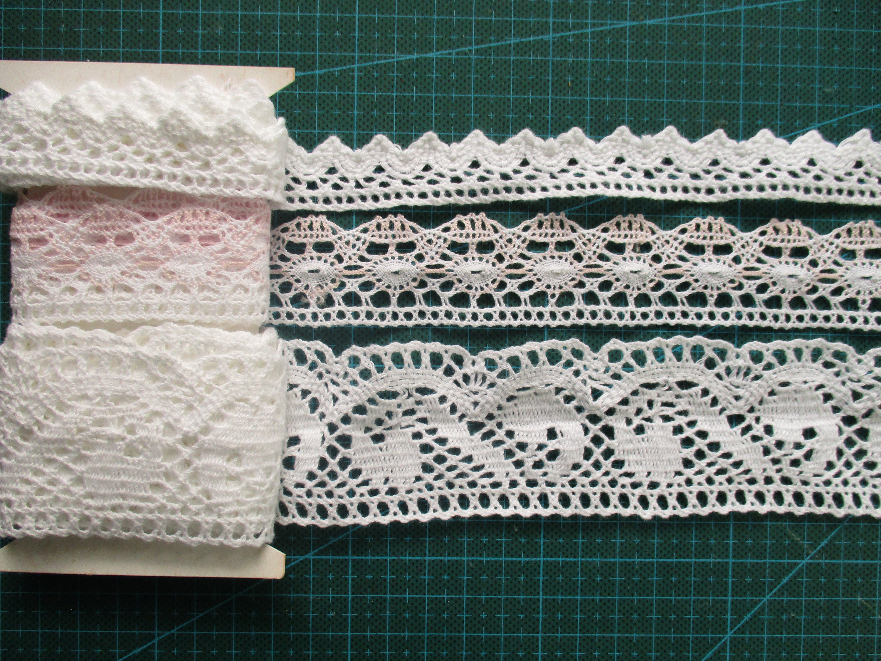 LL per metre Cotton Lace Trimming 17-M