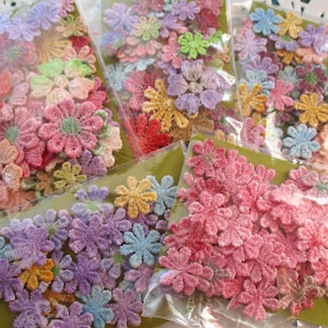 小さな手染めの花のパック、30〜50 個、さまざまな Venise レース キット、花のモチーフ、インスピレーション レース キット、クレイジー キルト フラワー アップリケ パック