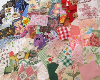 Könnte beinhalten: Eine Sammlung von Stoffresten in verschiedenen Farben und Mustern, darunter Blumen, Karos, Gingham und Punkte. Die Reste sind in zufälliger Reihenfolge angeordnet und bereit für Bastelprojekte.