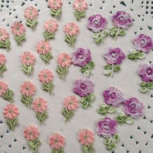 Piccole applicazioni di fiori in pizzo: abbellimenti floreali rosa e viola