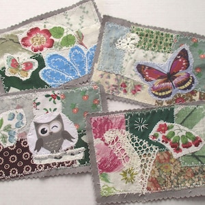 Puede incluir: Cuatro postales de tela hechas a mano con un diseño de patchwork. Cada postal presenta un diseño diferente, incluyendo una mariposa, un búho y patrones florales. Las postales están hechas con una variedad de telas en tonos de verde, azul, rojo y marrón.