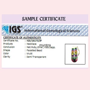 Może przedstawiać: Przykładowy certyfikat z International Gemological Sciences. Certyfikat dotyczy naszyjnika i zawiera szczeg&oacute;ły, takie jak numer certyfikatu, wnioski, kształt, kolor i przejrzystość. Dołączony jest mały obrazek naszyjnika.