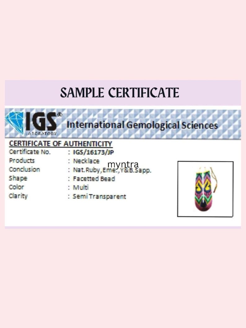 Może przedstawiać: Przykładowy certyfikat z International Gemological Sciences. Certyfikat dotyczy naszyjnika i zawiera szczeg&oacute;ły, takie jak numer certyfikatu, wnioski, kształt, kolor i przejrzystość. Dołączony jest mały obrazek naszyjnika.