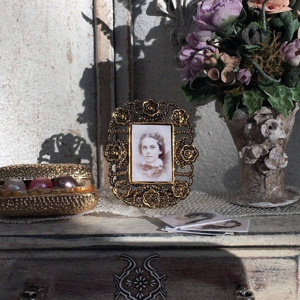 Magie Blanche - Cadre porte-photo Romantique en Métal doré avec six photographies - Objet déco - Shabby Chic - Dollhouse 1/12e - OOAK