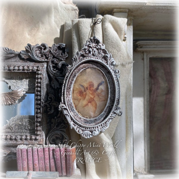 Esprit Brocante - Cadre d'inspiration Baroque Angelots sur transparent - Objet déco - Shabby Chic - Dollhouse 1/12e - OOAK