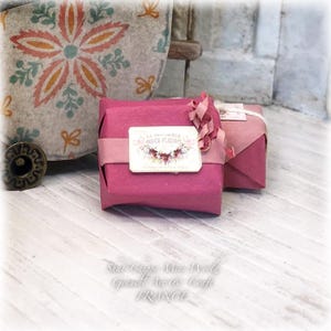 Romance - Colis, Paquet, lettre, carte postale, courrier pour maison de poupée - Objet décoratif - Shabby Chic - Dollhouse 1:12e - OOAK