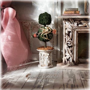 25 MAART - Sierlijke topiary twee ballen in kalksteen type pot - Decoratief object - Shabby Chic - Poppenhuis 1/12e - OOAK