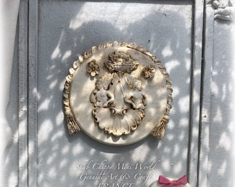Médaillon du LEVANT - CoquilleSaint Jacques aux 2 anges en relief, blason, armoiries, cadre - Shabby Chic -  Dollhouse 1/12e - OOAK