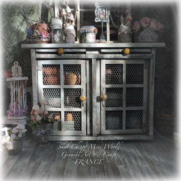 Novembre au Cellier - Buffet/comptoir garde magner, porte type grillage de poule - Mobilier miniature - Shabby Chic - Dollhouse 1/12e - OOAK