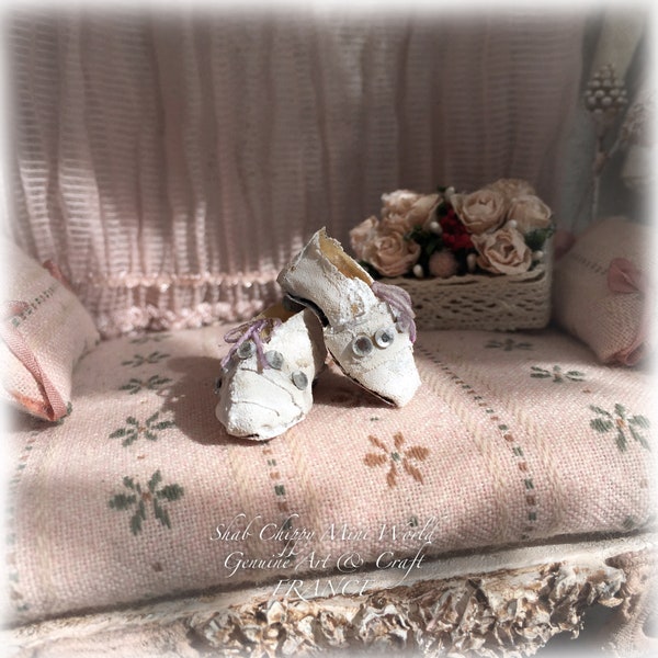 Cinderella's Touch - Véritables pantoufles de vair ayant traversées les âges - Chaussure miniature - Shabby Chic - Dollhouse 1/12e- OOAK