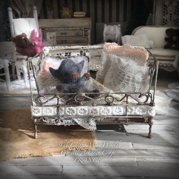 Magie Blanche - Daybed enfant fer forgé Français avec literie, coussins, peluche - Mobilier miniature - Shabby Chic - Dollhouse 1/12e - OOAK