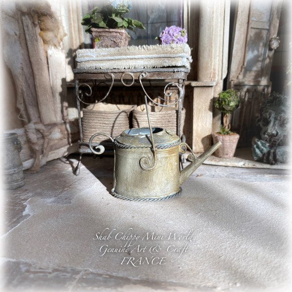 Soleil D'Hiver - Vieil arrosoir type métal-Zinc grand modèle correspondant cont 10L  - Objet déco - Shabby Chic - Dollhouse 1/12e - OOAK