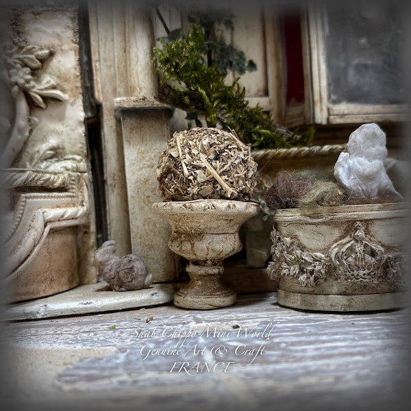 Avril Provençal - Topiaire boule végétale posée sur vasque classique type pierre - Objet déco - Shabby Chic - Dollhouse 1/12e - OOAK