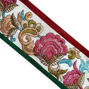 Può includere: Finitura in tessuto bianco con bordi verdi e rossi. La finitura presenta un motivo floreale con ricami rosa, arancio e verdi.