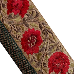 Könnte beinhalten: Goldene Borte mit grünem Rand und roter Blumenstickerei. Diese Borte ist perfekt, um jedem Projekt einen Hauch von Eleganz zu verleihen.