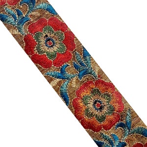Può includere: Ricamo con bordatura dorata con motivi floreali rossi, arancioni, verdi e blu.