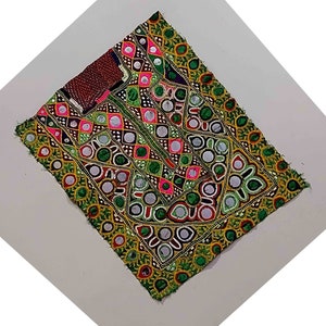 Tessuto indiano tradizionale Banjara Carré ricamato a mano con lavorazione a specchio, vecchio tessuto per decorare i tuoi vestiti e interni, toppa etnica