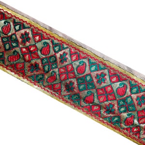 Può includere: Passamaneria ricamata in oro, rosso e verde con un motivo geometrico. La passamaneria ha un bordo smerlato.