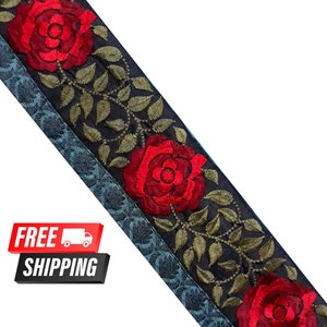 Può includere: Finitura in tessuto nero con rose rosse ricamate e foglie verdi. La finitura ha un bordo a motivi blu e bianchi.