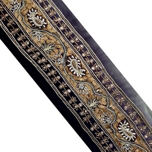 Può includere: Passamaneria in velluto nero con ricamo dorato e argentato con motivi paisley e floreali.