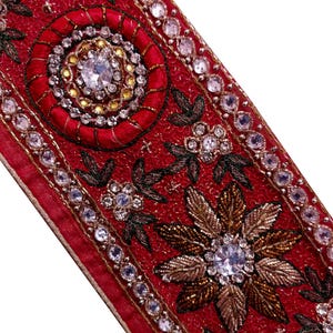 クリスタル刺繍と花柄のヴィンテージレッドインドサリートリム | コスチューム、装飾、工芸品、裁縫、ギフト用の中古ザリボーダー