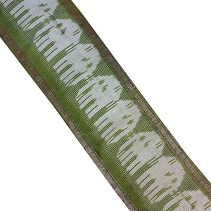 以下が含まれることがあります： 緑と白のトリムで、緑色の背景に白い円が繰り返されるパターンになっています。