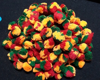 Può includere: Un mucchio di pompon colorati in rosso, verde e giallo. I pompon sono morbidi e soffici, e sarebbero perfetti per aggiungere un tocco di fantasia a qualsiasi progetto artigianale.