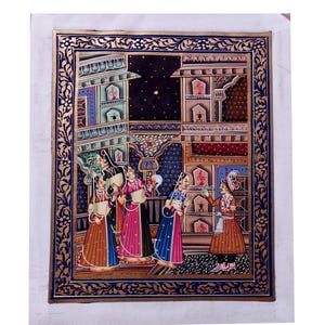 Op de afbeelding: Een Indiase miniatuurschildering die een scène weergeeft met verschillende figuren in traditionele kledij. Het kunstwerk heeft een gedetailleerde architecturale achtergrond met sierlijke details, een donkere nachthemel en een decoratieve rand met gouden accenten.