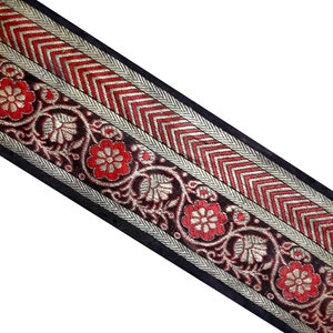 Può includere: Finitura nera con un motivo a chevron rosso e argento e un design floreale. La finitura ha uno sfondo nero con fiori rossi e foglie argentate.