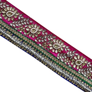 Può includere: Passamaneria ricamata rosa, verde e blu con abbellimenti argentati e bianchi. La passamaneria presenta un motivo floreale con paillettes e perline.