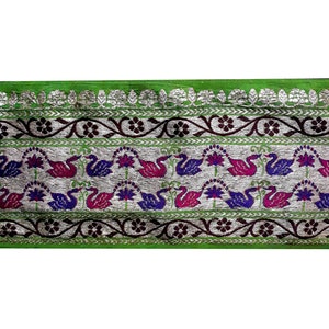 Peut inclure: Garniture verte, argentée et violette avec un motif répété d'oiseaux et de fleurs stylisés.