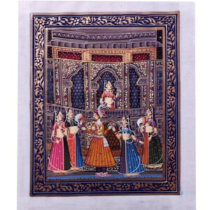 Könnte beinhalten: Indische Miniaturmalerei, die eine königliche Hofszene darstellt. Das Kunstwerk zeigt Figuren in traditioneller Kleidung mit leuchtenden Farben und aufwendigen Details. Das Gemälde ist mit einem dekorativen Rahmen versehen.