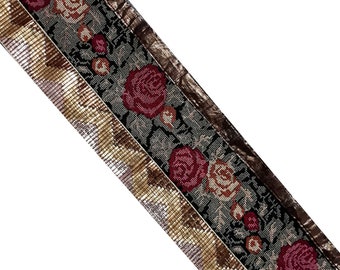 Pode incluir: Fita decorativa com um padrão floral de rosas. A fita tem um esquema de cores metálico dourado, cinza e castanho. O padrão de rosas é em tons de vermelho e laranja. A fita está em ângulo diagonalmente.