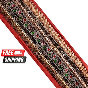 Può includere: Un bordo decorativo con base rossa e decorazioni intricate. Il bordo presenta accenti dorati, marroni e argentati, con dettagli gioiello rossi e verdi. Il design include paillettes e motivi a forma di foglia.