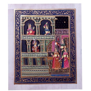 Op de afbeelding: Een sierlijk, ingelijst schilderij dat een scène weergeeft met figuren in traditionele kledij. Het kunstwerk toont een meerlaagse structuur met bogen, ingewikkelde patronen en een nachthemel. Het kleurenpalet omvat goud, blauw, rood en zwart.