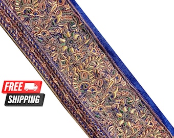 Pode incluir: Bordado azul com padrões florais dourados e verdes. O bordado tem uma borda festonada e é perfeito para adicionar um toque de elegância a qualquer projeto.