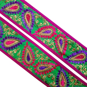 Peut inclure: Deux pièces de galon en tissu vert avec des broderies de paisley roses et violettes et des accents dorés.